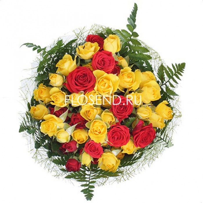 Букет из красных и желтых кустовых роз, фото 3