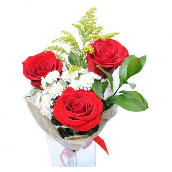 Букет «3 красных роз и 2 белых хризантем»